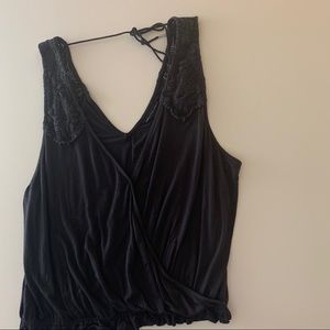AMERICAN EAGLE - Low Cut Sleeveless Lace V-neck